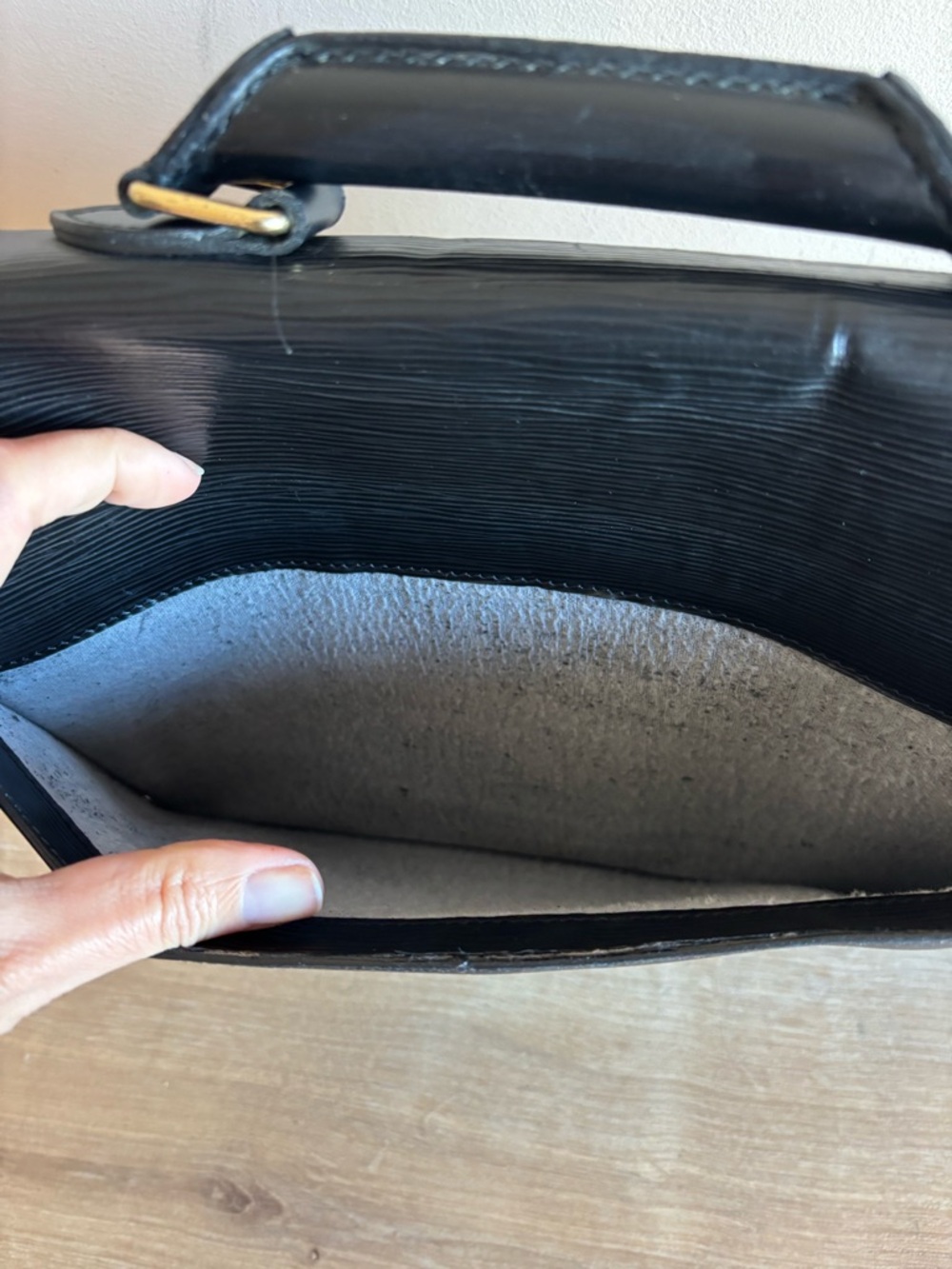 Authentic Louis Vuitton epi leather briefcase - Picture 9 of 12